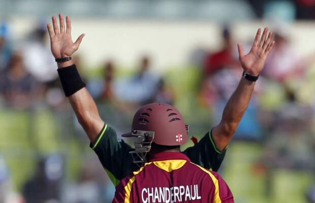 Pakistan's Shahid Afridi unsuccessfully appeals for West Indies' Ramnaresh Sarwan as he stands behind West Indies' Shivnarine Chanderpaul during their Cricket World Cup 2011 quarterfinal match in Dhaka on March 23, 2011. (REUTERS / Adnan Abidi)