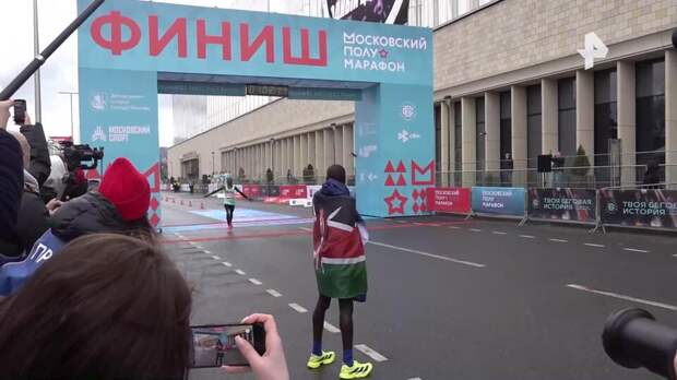 Кениец стал победителем Московского полумарафона
