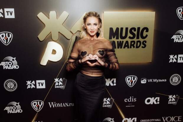 Помолодевшая Лолита щегольнула в смелом наряде на «ЖАРА Music Awards»