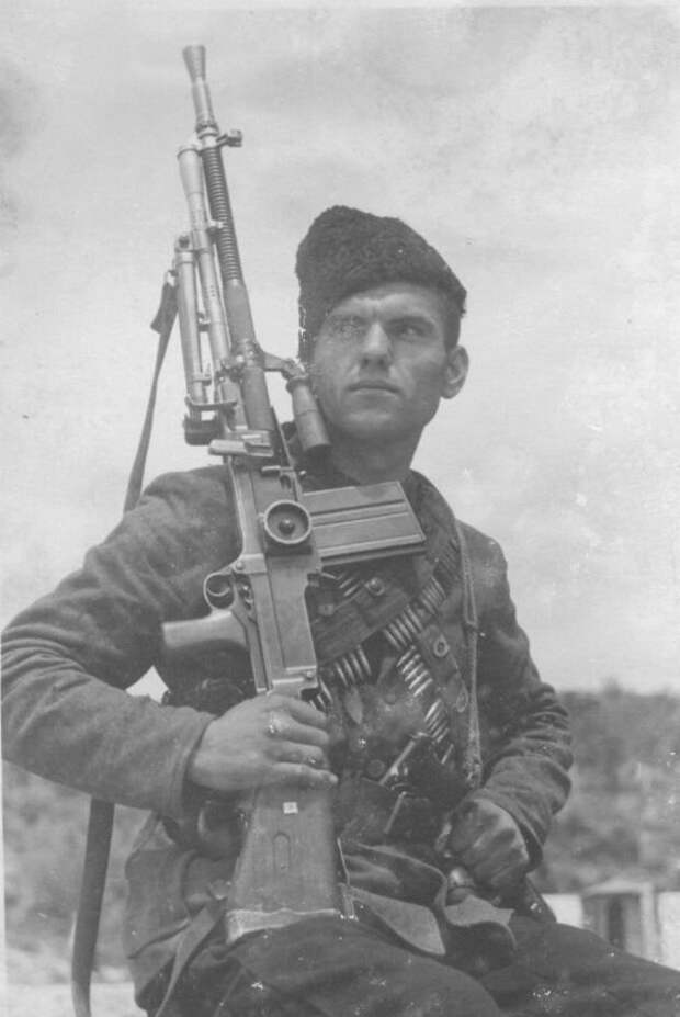 Портрет четника Давида Йованича с пулеметом ZB-30 военное, история, солдаты, фото