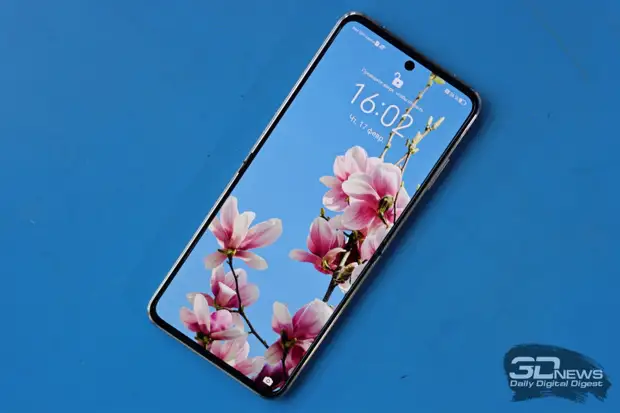 Huawei P50 Pocket в разложенном виде изнутри: в верхней части экрана — фронтальная камера в отверстии, над ней — разговорный динамик