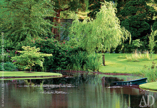 В центре сада находится обсаженное ивами озеро.