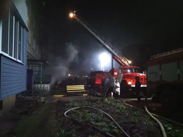 На пожаре в Донском эвакуировали 25 человек и спасли 15 человек