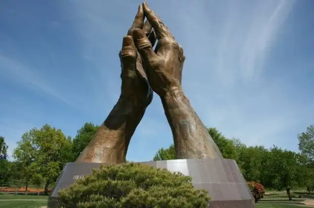 Гигантские скульптуры рук по всему миру (14 фото)