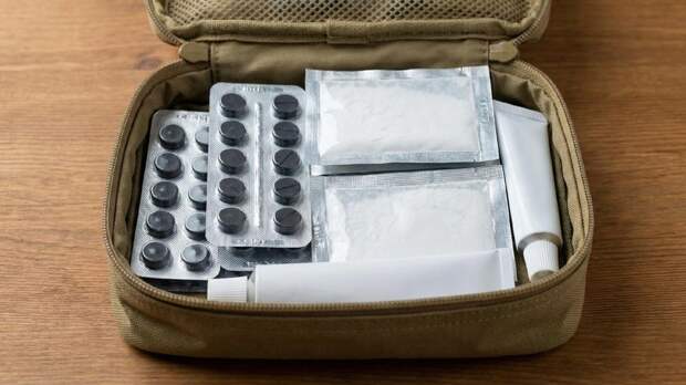 Врач Романенко: в новогоднюю аптечку нужно положить энтеросорбенты