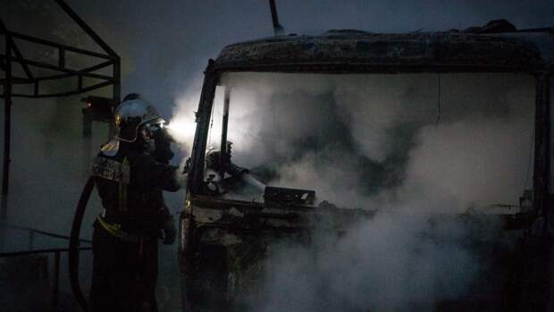 Спасатели потушили полыхающий на ЗСД грузовик в Василеостровском районе