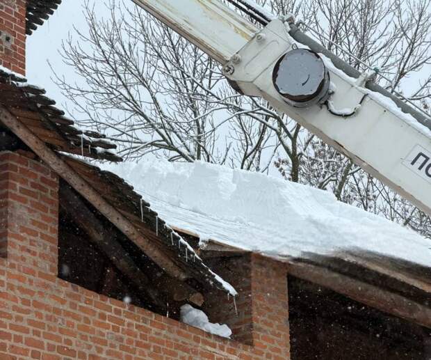 В Нижнем Новгороде из-за снега рухнула крыша стены местного кремля