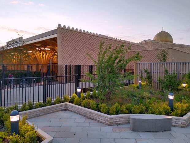 За скромным фасадом прячется фантастическое пространство (Cambridge Central Mosque, Великобритания). | Фото: tr.foursquare.com. За скромным фасадом прячется фантастическое пространство (Cambridge Central Mosque, Великобритания). | Фото: tr.foursquare.com.