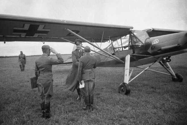На угнанном самолете Storch Николай Лошаков и Иван Денисюк смогли вырваться из немецкого плена. Фото: Bundesarchiv / Wikimedia.org На угнанном самолете Storch Николай Лошаков и Иван Денисюк смогли вырваться из немецкого плена. Фото: Bundesarchiv / Wikimedia.org