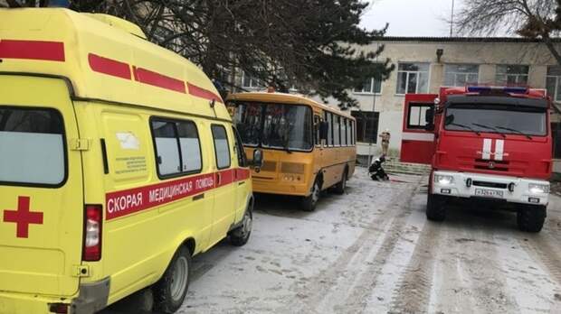 Машина скорой помощи застряла под Алуштой из-за гололёда