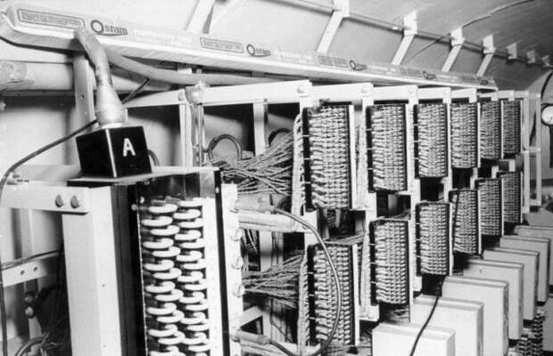 Оборудование в туннеле, прокопанном ЦРУ в рамках операции «Золото», для прослушки советских сетей связи в Берлине (cc) German Federal Archives