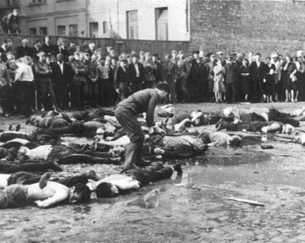 Литовский нацист добивает своих жертв ломом