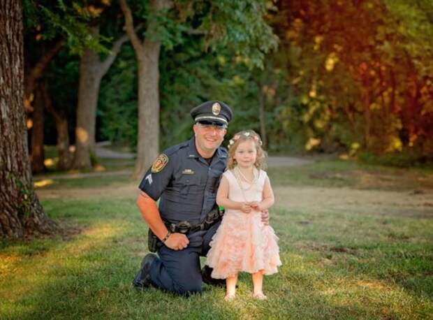 Полицейский снялся в премилой фотосессии с девочкой, которую спас от смерти спасение, фотосессия
