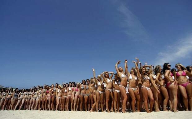 Массовое фото в бикини для фотосъемок на Бонди-Бич в Австралии. интересное, люди, масса, перенаселение, скопление, толпа