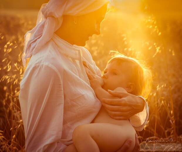 Женщина и малыш в лучах заходящего солнца. Автор фотографии: Марина Володько.