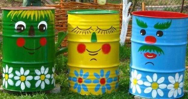 Роспись красками бочек на даче