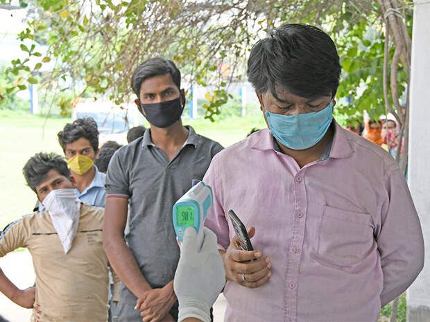 В Индии четвертые сутки фиксируется рекордное число новых случаев коронавируса. За последние 24 часа в стране было зарегистрировано 349 тысяч инфицированных и 2,7 тыс. умерших. Общее число заболевших достигло почти 17 млн, скончавшихся - 192 тысячи 