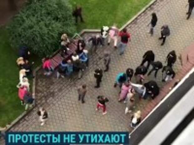 «Пошли вон, бандиты!»: неизвестные в штатском с дубинками задерживают людей в Минске