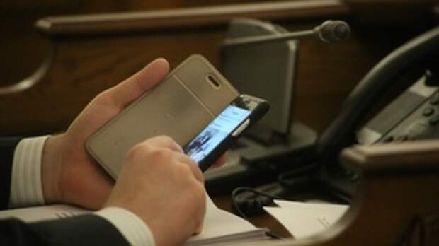 Человек сидит в телефоне / Фото: amic.ru