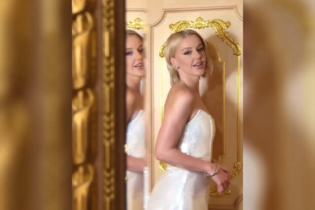 Певица Юлианна Караулова в мини-платье вышла на публику