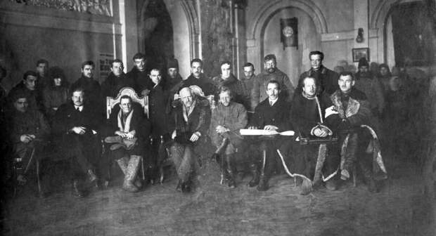 Председатель Международного комитета помощи голодающим детям Фритьоф Нансен (внизу в центре) в Самаре. Осень 1921 года 