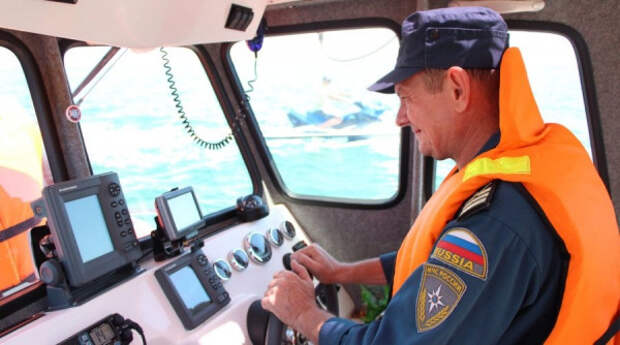 Спасатели МЧС помогли экипажу лодки, которая потеряла управление под Крымским мостом