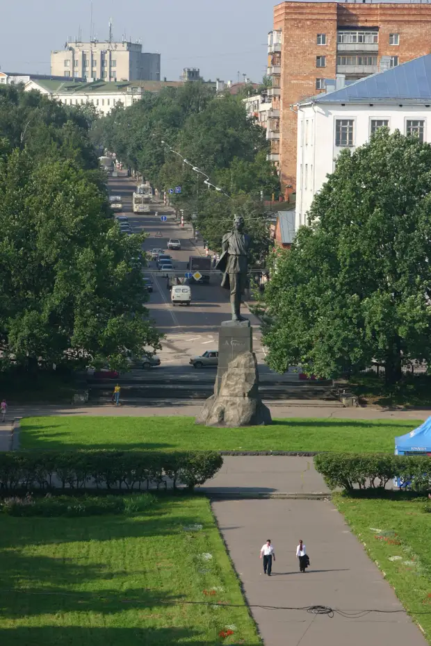 Хулиганы разбили световую инсталляцию на площади Горького