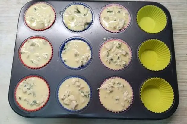 Маффины с куриной грудкой, зеленью и сыром