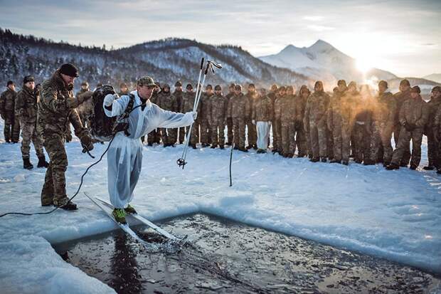 Британские морские пехотинцы тренируются в Северной Норвегии.