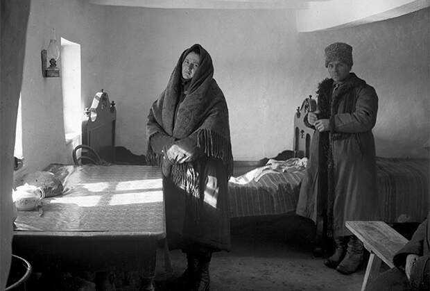 Коллективизация на Украине. Кулака с женой выселяют из деревни. Репродукция с фотографии 1929 года