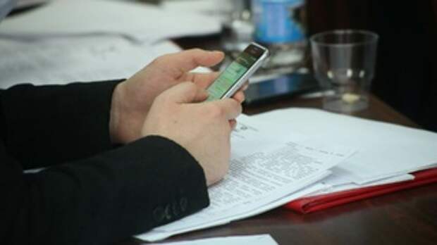 Мобильный телефон в руках пользователя / Фото: amic.ru