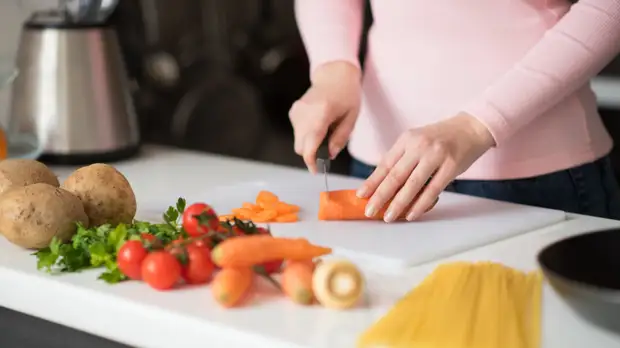 Диетолог Гинзбург рассказал, как восстановить режим питания после праздников