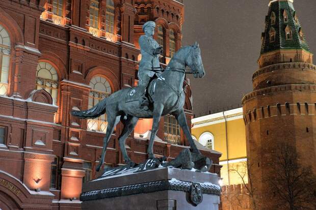 В полку странных памятников России прибыло: теперь маршалу Жукову
