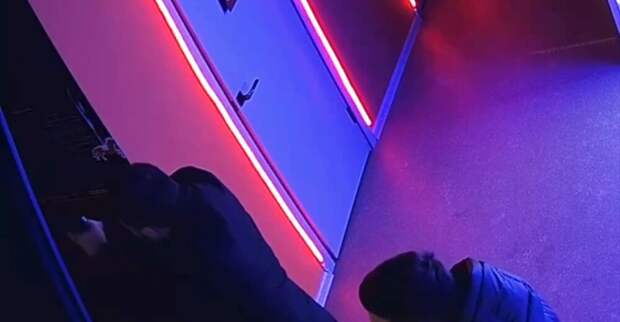 Мужчина устроил стрельбу из пистолета во время игры в дартс