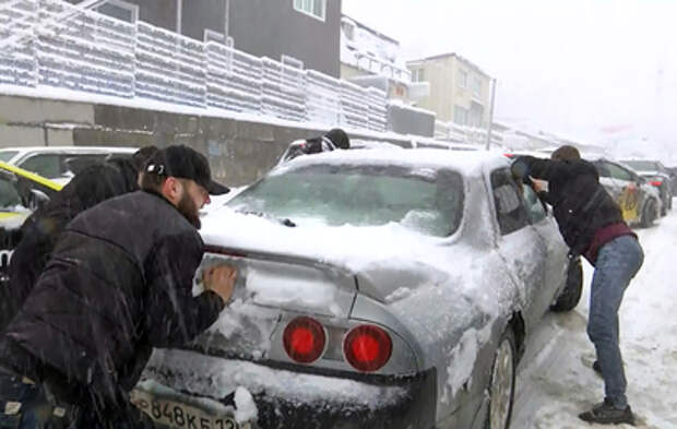 Владивосток накрыл мощный снегопад
