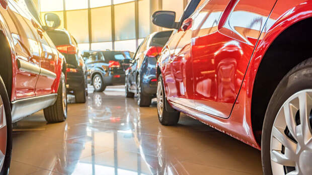 Средняя цена нового российского автомобиля достигла в сентябре максимума с осени 2023 года