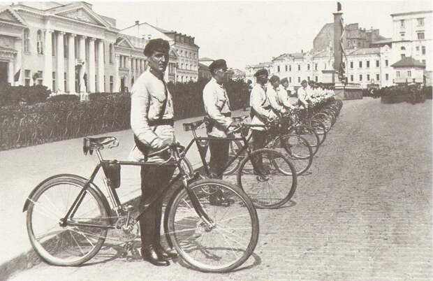 Вскоре, в 1925 году московских автоинспекторов «вооружили»… велосипедами. Однако назвали странно… самокатчиками. гаи. гибдд, ретро фото