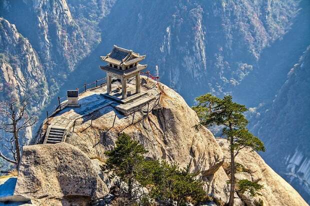 Все лестницы и тропы ведут в храм, расположенный на высоте 2130 м (Китай).