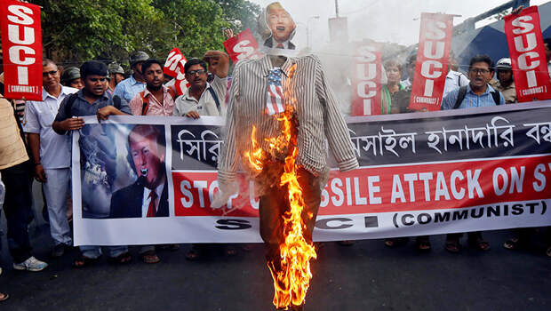 Протестующие в Калькутте сжигают чучело Трампа
