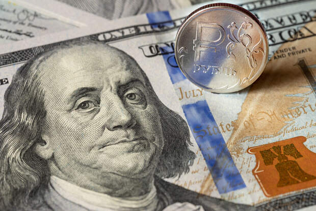 Внебиржевой курс доллара опустился ниже 76 рублей впервые с 25 февраля