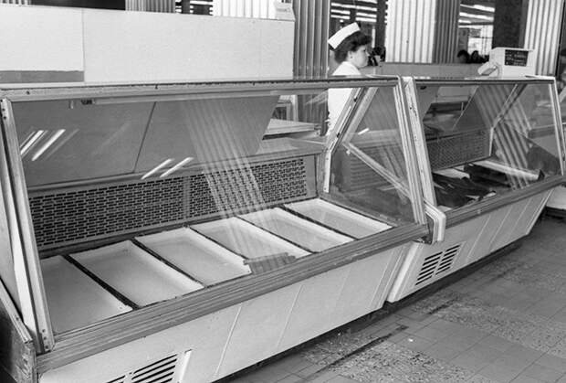 К концу 1991 года в России возник тотальный дефицит товаров.