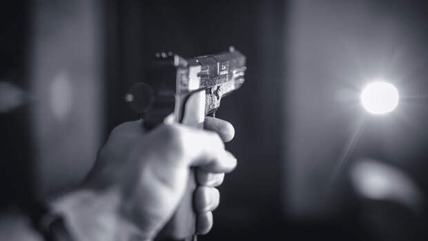 В Казани подросток с пистолетом взял учеников в заложники