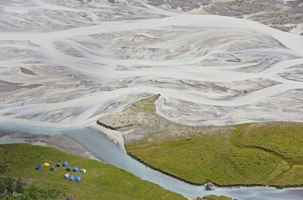Река в Алтайских горах, берущая начало из Аккемского ледника.