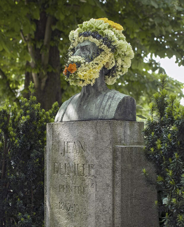 flower-crowns-beards-monuments-geoffroy-mottart-brussels-8