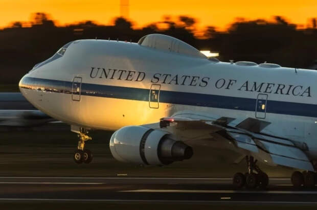 Взлет в США «самолета Судного дня» вызвал панику среди американцев