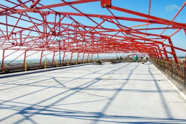 Строители установили первую плиту проезжей части Крымского моста