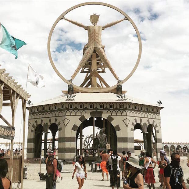 Самые впечатляющие арт-инсталляции фестиваля Burning Man 2016