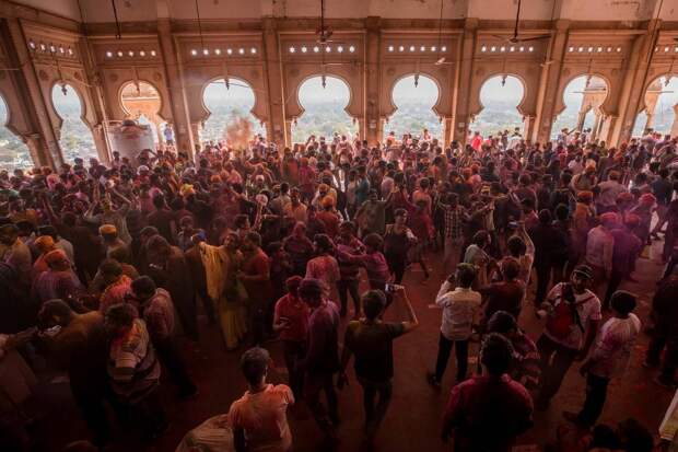 Красочный фестиваль Lathmar Holi в Индии