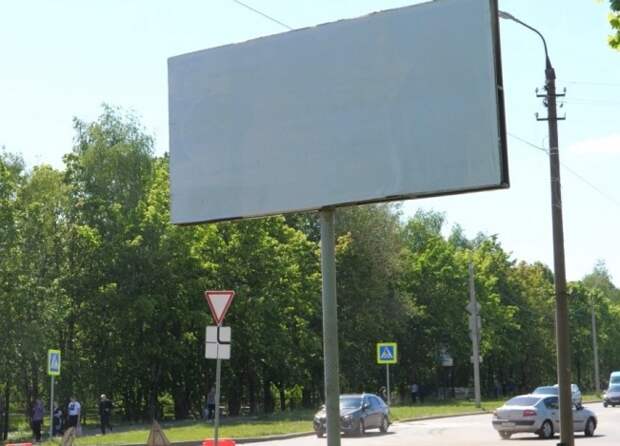Власти города отреагировали на падение рекламного щита на улице Нормандия-Неман