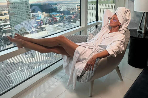 Супермодель Синди Кроуфорд снялась в халате и без косметики